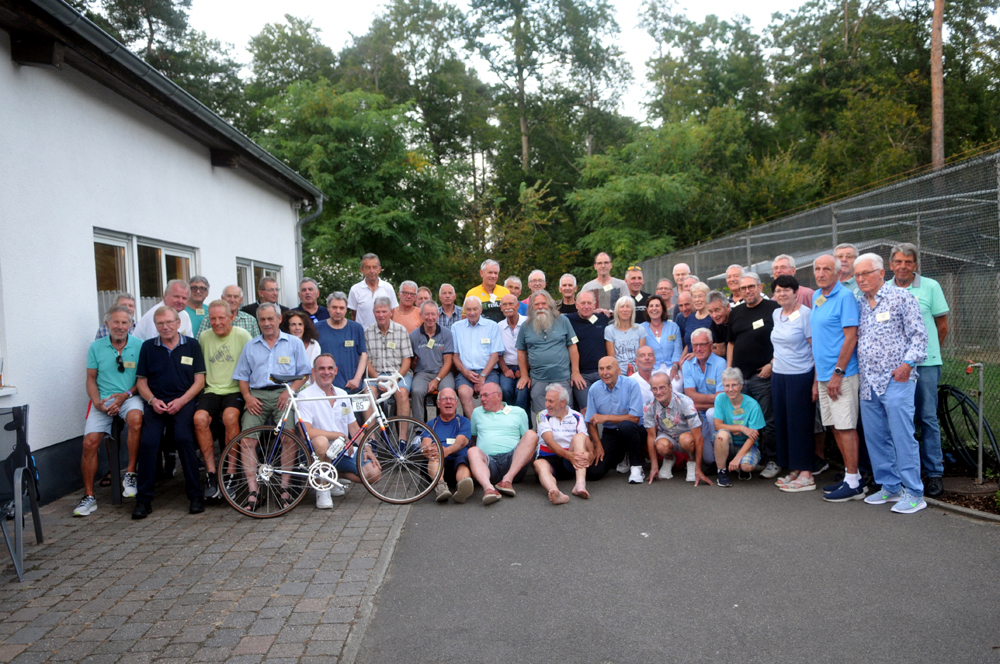 Facebook-Gruppe „Deutsche Radrennsportszene und Radsportfreunde/innen“ überschreitet die Marke von 3.000 Mitgliedern 9 Facebook-Gruppe „Deutsche Radrennsportszene und Radsportfreunde/innen“ überschreitet die Marke von 3.000 Mitgliedern